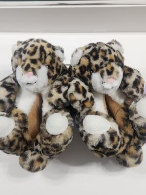 Feetmoji Plush Leopard Tiger Cheetah Slippers size 7-8
